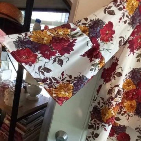 Ruffle and Bell Sleeves Flower print blouse - Picture 4 of 5